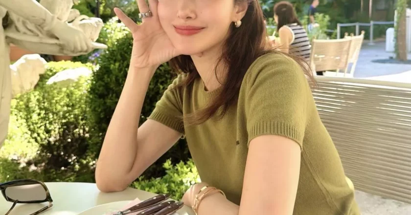 杨采钰当妈后首次杀青晒美照,四肢纤细小腿有纹身