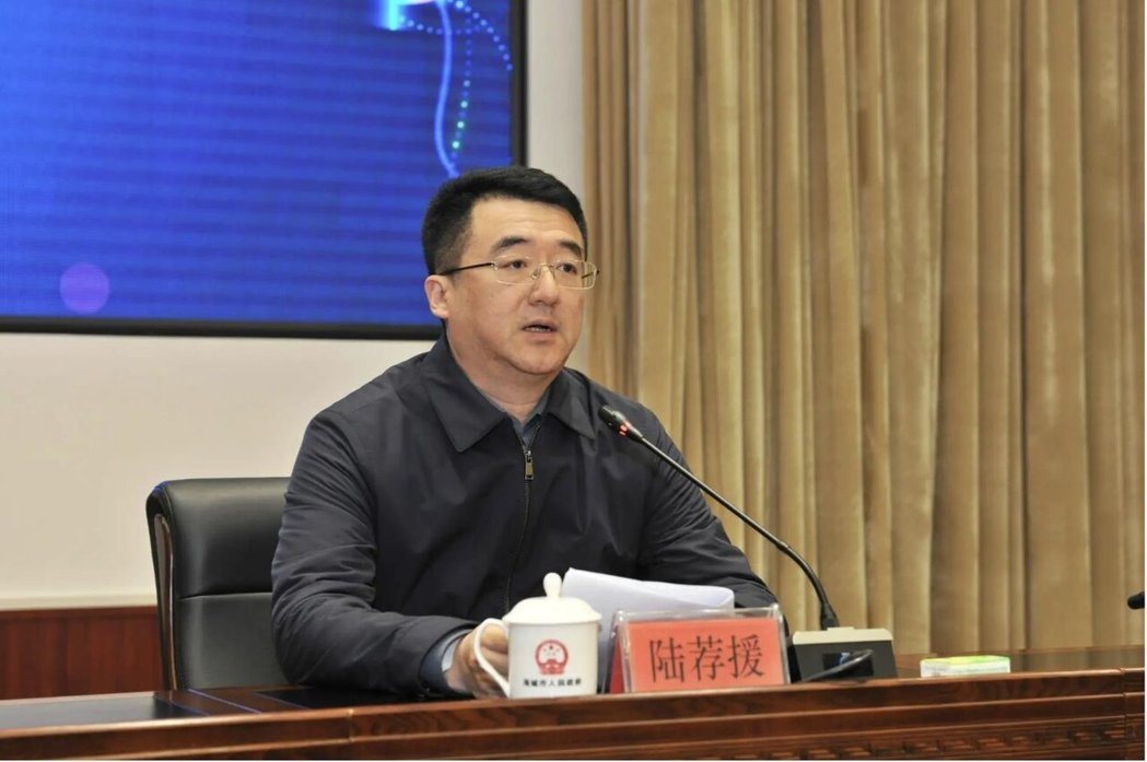 花钱买「全国百强县」的时任大陆海城市委书记的的鞍山市委副书记陆荐援。(辽宁日报) 花钱买「全国百强县」的时任大陆海城市委书记的的鞍山市委副书记陆荐援。(辽宁日报)