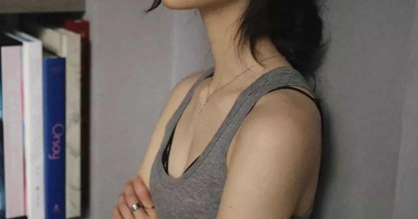 20岁黄多多晒美照，一脸忧郁“姐感”十足