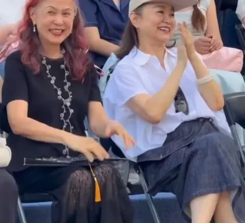 71岁林青霞又给"内娱"女明星上了一课!坦然接受白发和皱纹