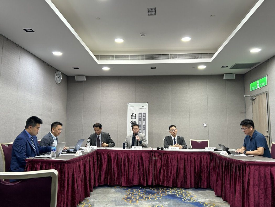 东海大学中国大陆暨区域发展研究中心11日举办六月座谈会,以「台湾没有『独立』问题... 东海大学中国大陆暨区域发展研究中心11日举办六月座谈会,以「台湾没有『独立』问题...