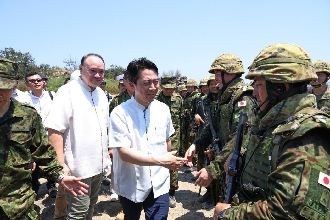 大陆外交部宣布对菲律宾国防部长铁欧多洛(Gilberto Teodoro)(左)... 大陆外交部宣布对菲律宾国防部长铁欧多洛(Gilberto Teodoro)(左)...