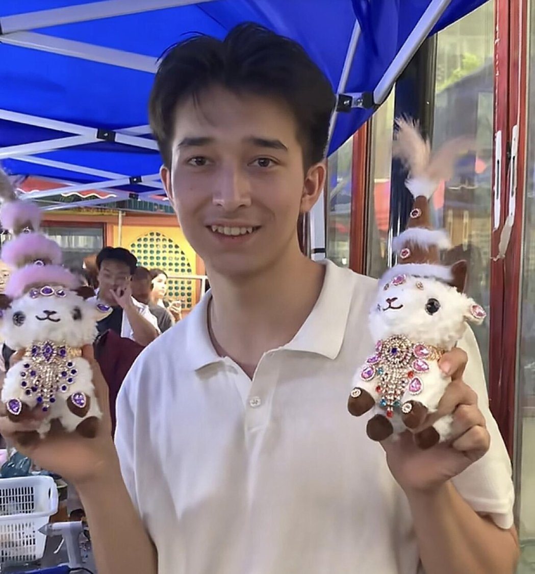 「新疆小羊」的最大卖点在于其DIY体验。顾客可亲自挑选心仪的配饰、服装与宝石,再... 「新疆小羊」的最大卖点在于其DIY体验。顾客可亲自挑选心仪的配饰、服装与宝石,再...