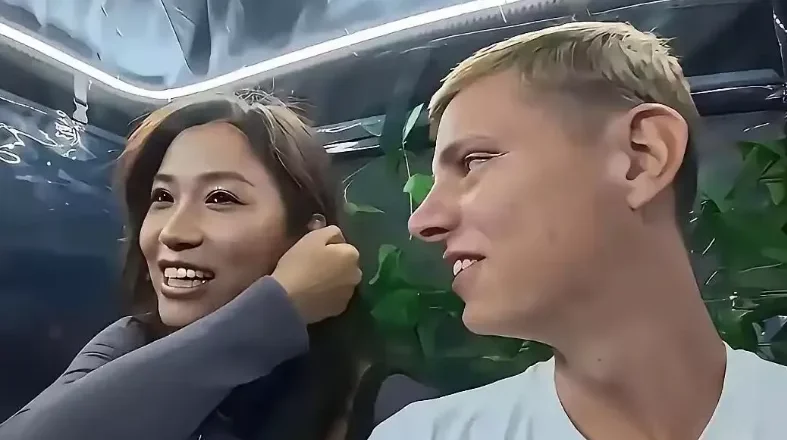 外国网红约中国女孩开房，她却借此热度直播带货