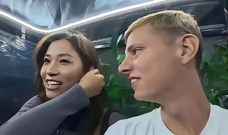外国网红约中国女孩开房,她却借此热度直播带货