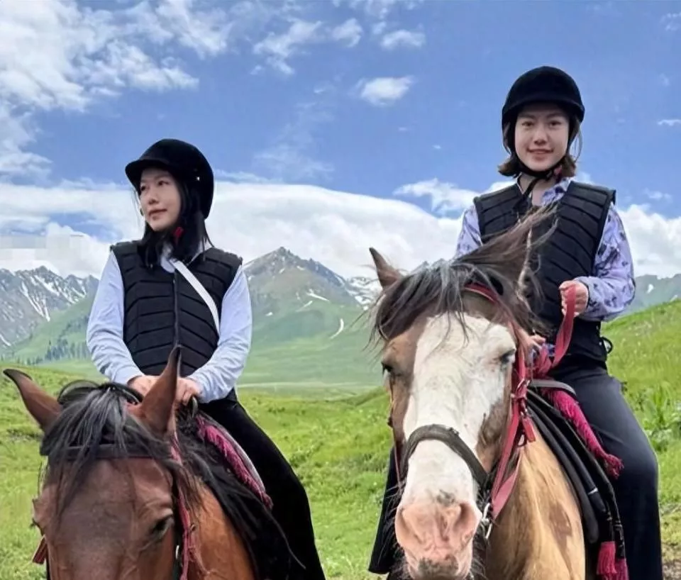 杨振宁走后半年,50岁翁帆喝酒骑马潇洒似少女