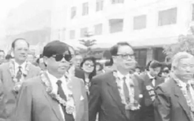 最败家千金：父亲登顶华人首富，她5年败空帝国