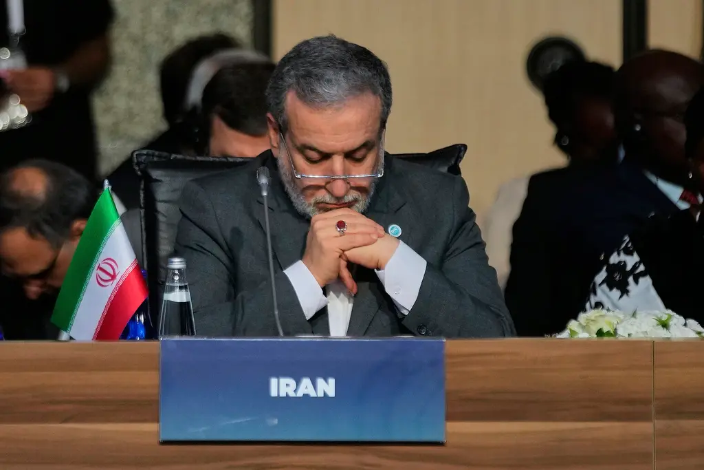 ▲伊朗外交部长阿拉格齐(Abbas Araghchi)揭露美伊谅解备忘录草案的部分内容,包含浓缩铀的处理方式。 (图/美联社/达志影像)