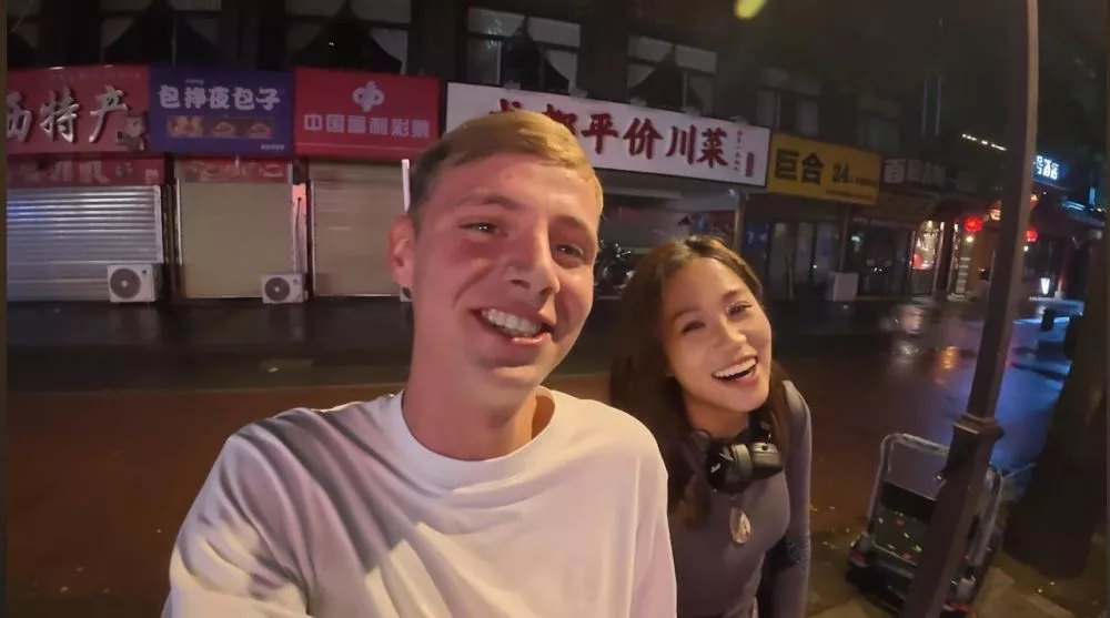 英网红炫燿用20元麻辣烫猎艳西安女教师 引爆争议