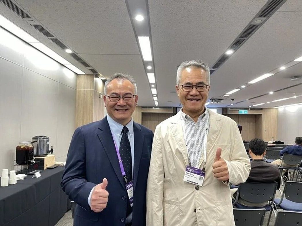 颖崴科技董事长王嘉煌(右)与颖崴科技全球业务营运中心执行副总陈绍焜。记者尹慧中/... 颖崴科技董事长王嘉煌(右)与颖崴科技全球业务营运中心执行副总陈绍焜。记者尹慧中/...