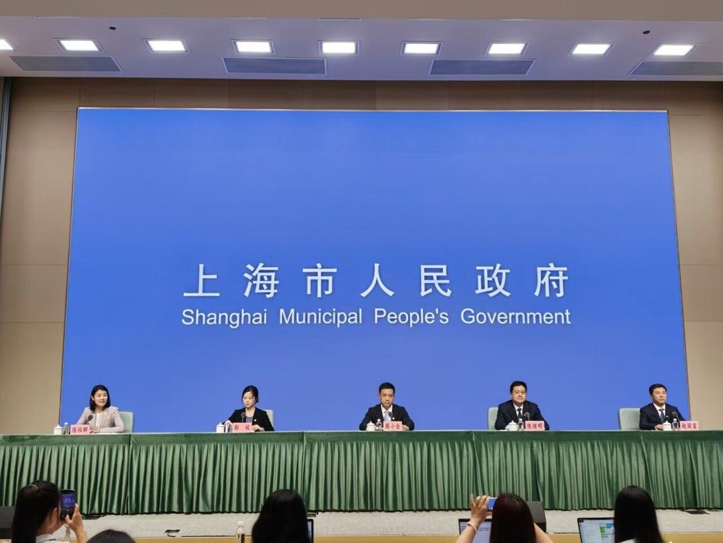 上海市市政府新闻办主任陈怡群(左起)、国家金融监督管理总局办公厅副主任鄢姣、上海... 上海市市政府新闻办主任陈怡群(左起)、国家金融监督管理总局办公厅副主任鄢姣、上海...