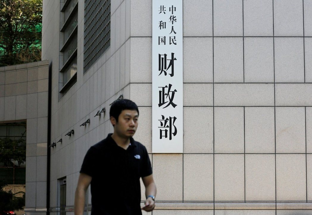 截至5月底,大陆政府债券余额已突破人民币100兆元,政府债务占GDP比率达70%... 截至5月底,大陆政府债券余额已突破人民币100兆元,政府债务占GDP比率达70%...