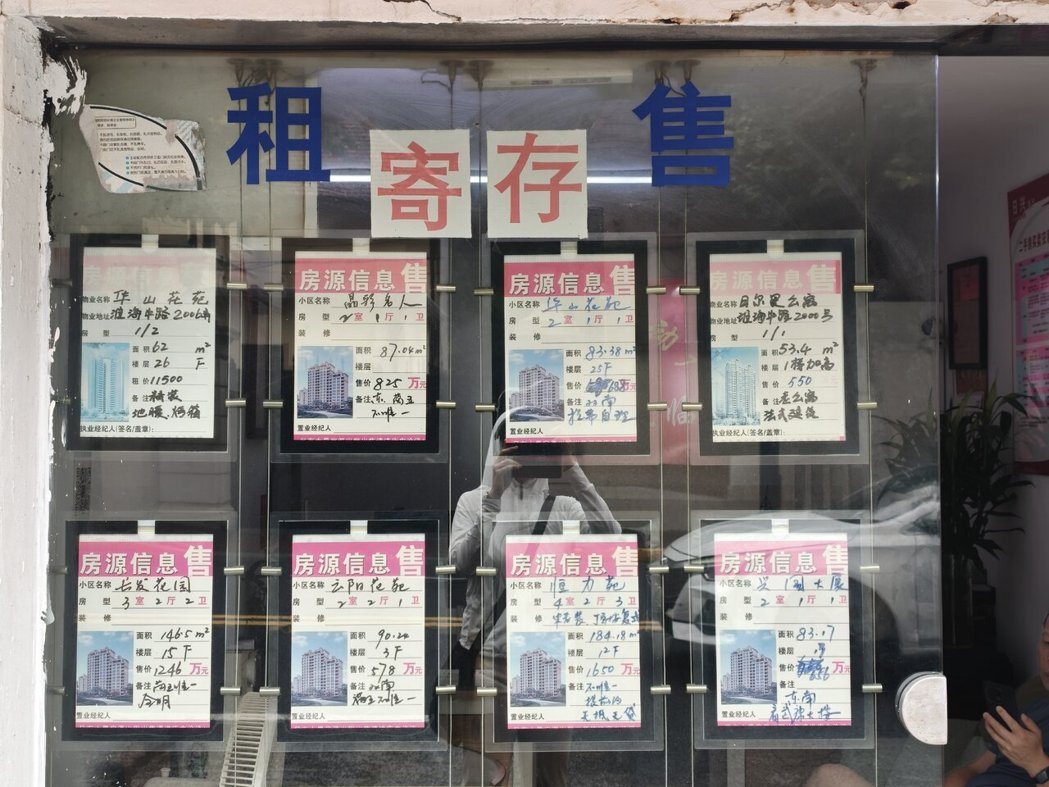 上海另一家房仲门店前贴的托售中古屋广告。记者林宸谊/摄影 上海另一家房仲门店前贴的托售中古屋广告。记者林宸谊/摄影