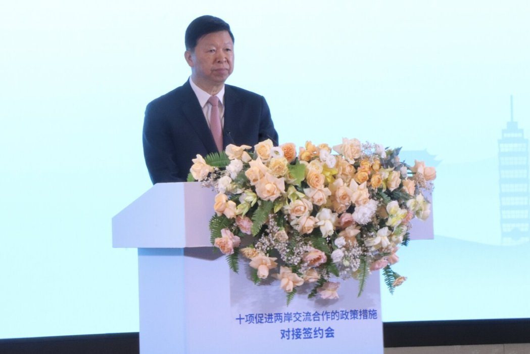 大陆方面今天举办采购台湾特色农渔产品签约仪式,国台办主任宋涛在现场见证。记者陈宥... 大陆方面今天举办采购台湾特色农渔产品签约仪式,国台办主任宋涛在现场见证。记者陈宥...