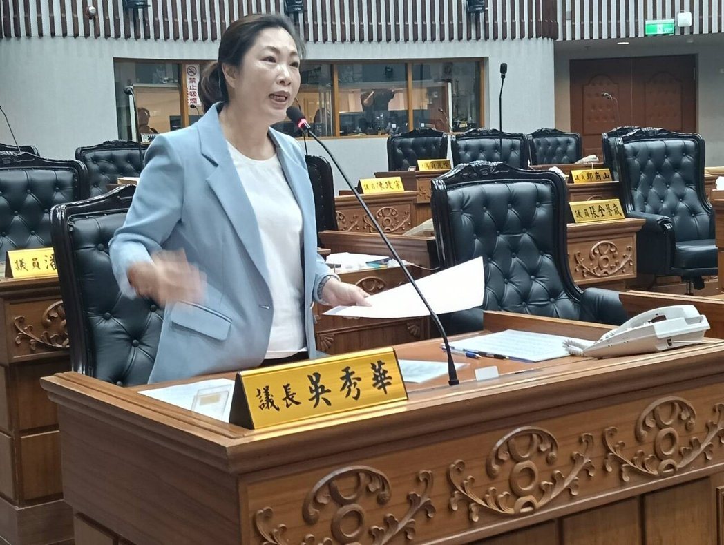 台东县议长吴秀华表示,饶庆铃仅透过预录影片表达对农民的支持与祝福,没有理由因此遭... 台东县议长吴秀华表示,饶庆铃仅透过预录影片表达对农民的支持与祝福,没有理由因此遭...