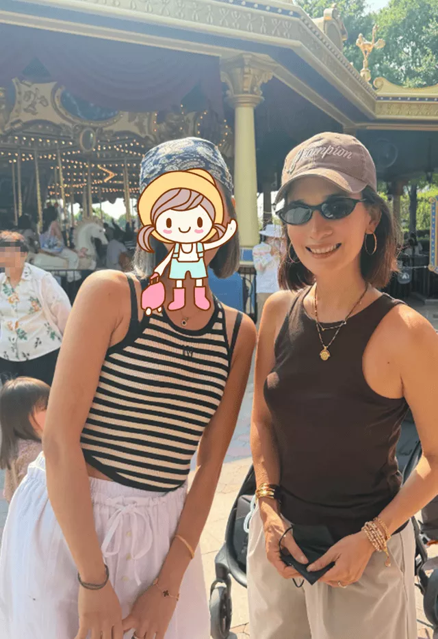 卢靖姗带娃迪士尼游玩,女儿像韩庚儿子像妈妈