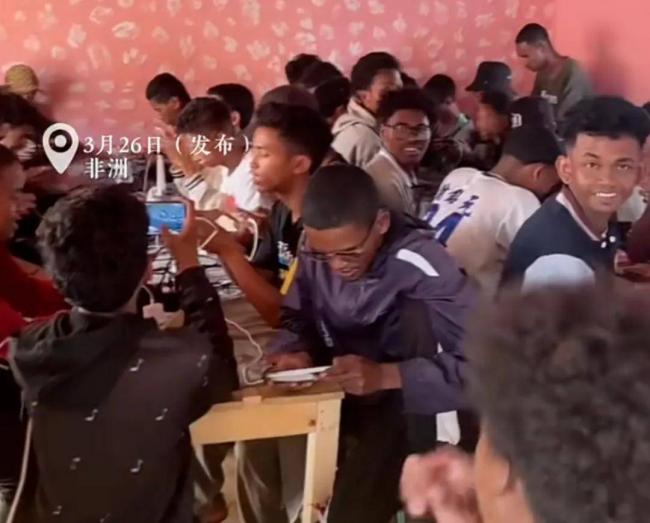 中国人在非洲开手机网吧 生意火到需排号 中国人在非洲开手机网吧 生意火到需排号