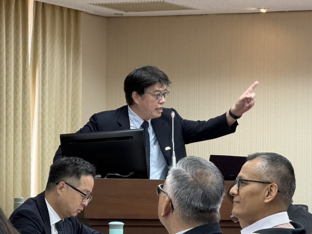 陆委会主委邱垂正17日出席立法院第11届第5会期内政委员会第17次全体委员。记者... 陆委会主委邱垂正17日出席立法院第11届第5会期内政委员会第17次全体委员。记者...