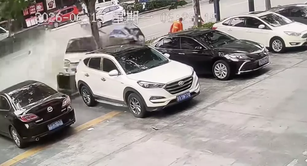 灌南一机动车清晨撞飞两名环卫工人 肇事者疑似酒驾