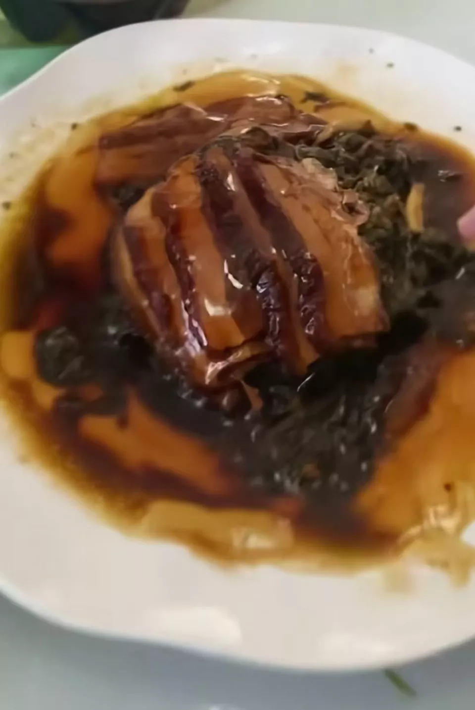 大连一酒店婚宴疑似提供带冰渣预制菜，提前清场赶客？