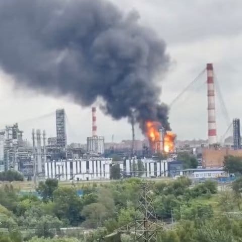 乌克兰轰炸俄罗斯石油——一架乌克兰无人机袭击了莫斯科地区最大的炼油厂，引发火灾并损坏了俄罗斯天然气工业股份公司   图：翻摄自X @JPLindsley