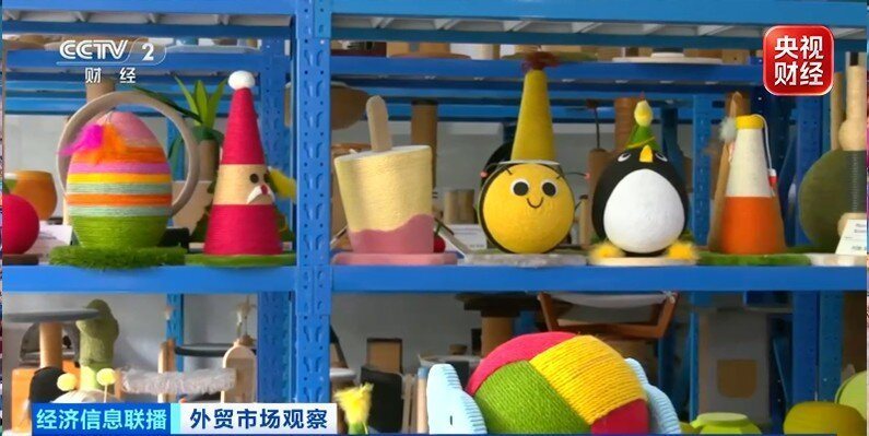 宁波一家宠物用品出口企业每周推出猫爬架、逗猫棒及仓鼠玩具等新品,超过一半产品销往... 宁波一家宠物用品出口企业每周推出猫爬架、逗猫棒及仓鼠玩具等新品,超过一半产品销往...