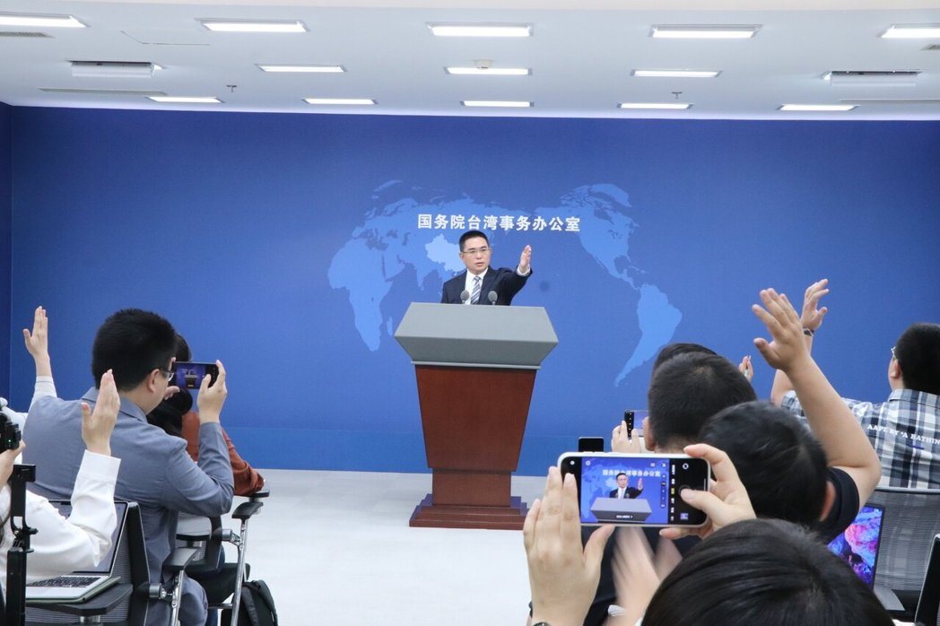 对于台湾团赴肯亚海洋大会遭扣留,大陆国台办发言人陈斌华今天表示,「民进党当局」妄... 对于台湾团赴肯亚海洋大会遭扣留,大陆国台办发言人陈斌华今天表示,「民进党当局」妄...