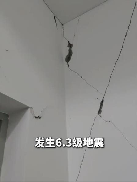 地震发生时震感强烈,部分建筑物墙面出现明显裂缝与剥落情形。图/取自微博 地震发生时震感强烈,部分建筑物墙面出现明显裂缝与剥落情形。图/取自微博