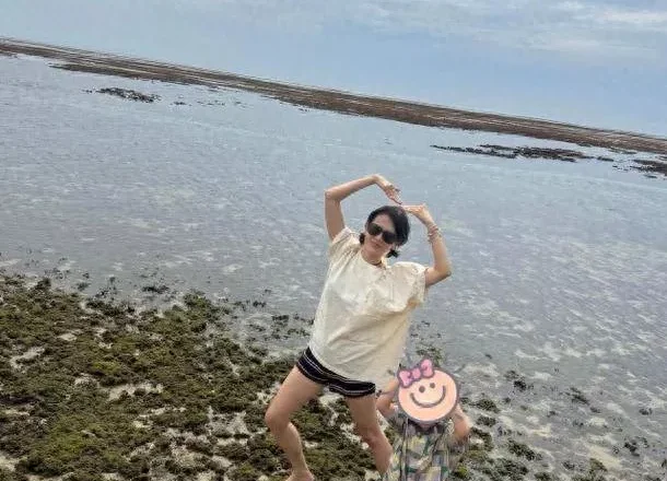 44岁孙艺珍带儿子旅游晒照 ,牵手儿子展现温馨日常