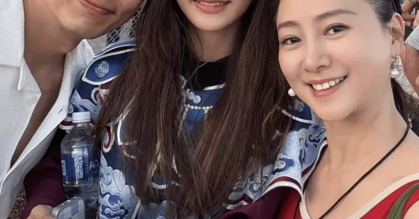 翁虹陪女儿赴美毕业典礼，非遗云肩成亮点