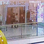 男子尾随多名女性探裙摆下方 休假军人将其擒拿