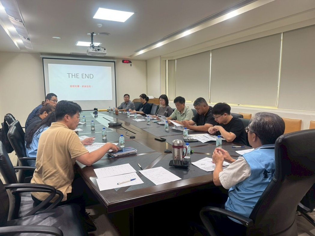 金门县政府昨日邀集金门大学研究团队、警察局交通队、金门监理站及租赁业者等单位召开... 金门县政府昨日邀集金门大学研究团队、警察局交通队、金门监理站及租赁业者等单位召开...
