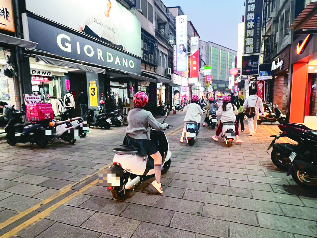 随著小三通来金旅游人潮持续增加,微型电动二轮车成为陆客游览金门的重要交通工具。记... 随著小三通来金旅游人潮持续增加,微型电动二轮车成为陆客游览金门的重要交通工具。记...
