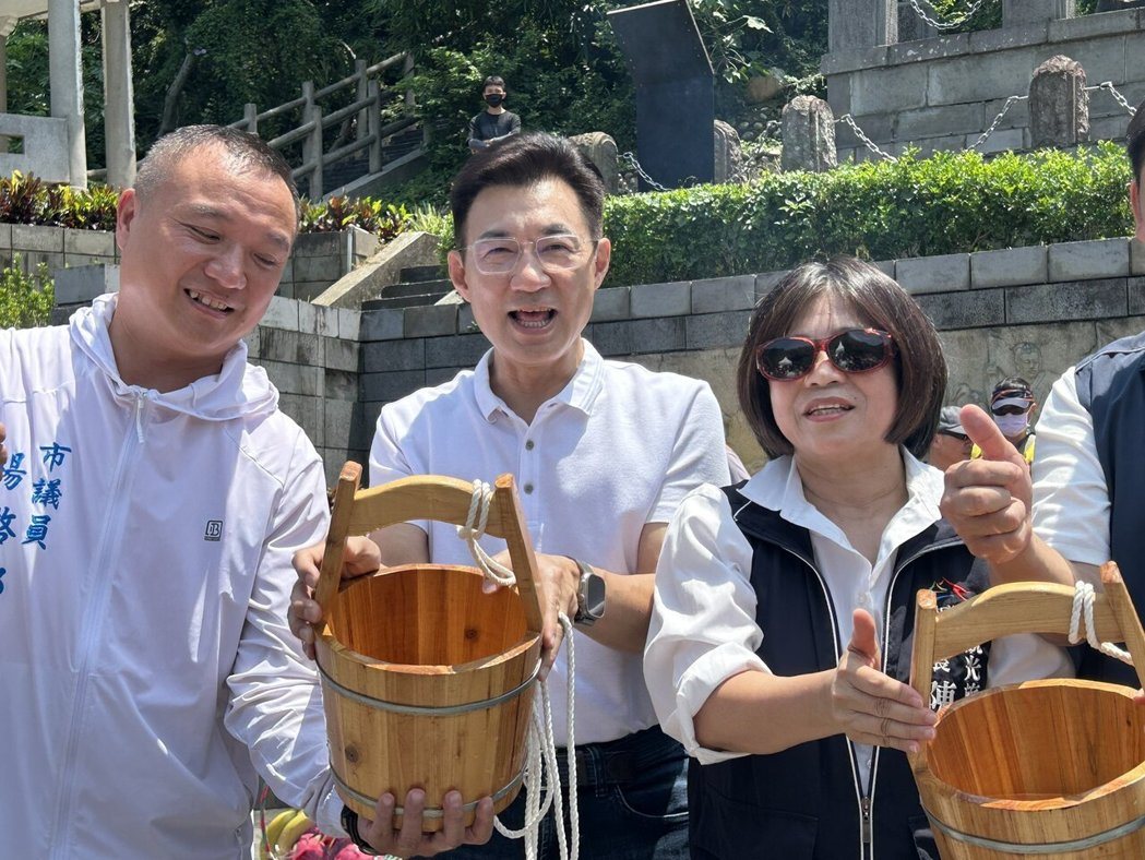 立法院副院长江启臣今天出席大甲端午传统活动时,,一同体验汲取剑井极阳名泉、端午立... 立法院副院长江启臣今天出席大甲端午传统活动时,,一同体验汲取剑井极阳名泉、端午立...