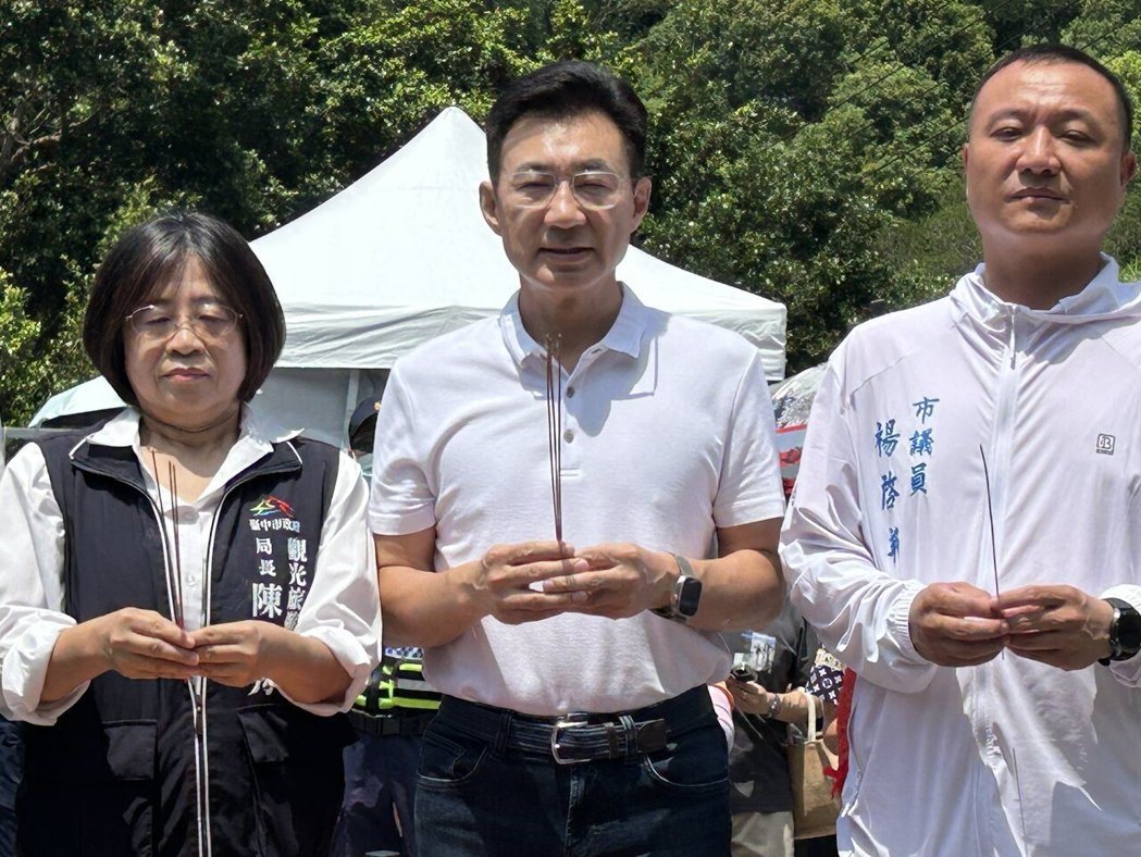 立法院副院长江启臣今天出席大甲端午传统活动时,,一同体验汲取剑井极阳名泉、端午立... 立法院副院长江启臣今天出席大甲端午传统活动时,,一同体验汲取剑井极阳名泉、端午立...