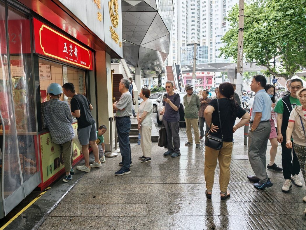 上海民众在粽子老字号品牌「五芳斋」专卖店前排队。记者林宸谊/摄影 上海民众在粽子老字号品牌「五芳斋」专卖店前排队。记者林宸谊/摄影