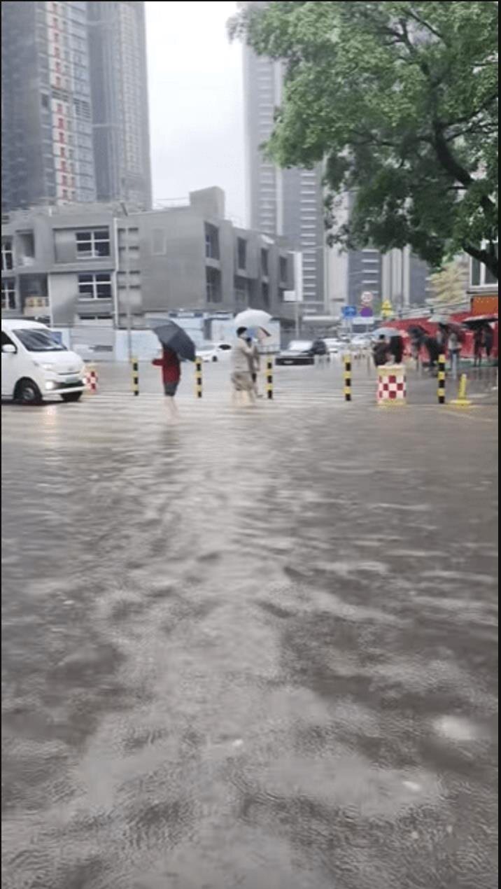 大陆深圳多地因为暴雨淹水。全市中小学及幼稚园停课,宝安机场多个航班延误。(抖音) 大陆深圳多地因为暴雨淹水。全市中小学及幼稚园停课,宝安机场多个航班延误。(抖音)