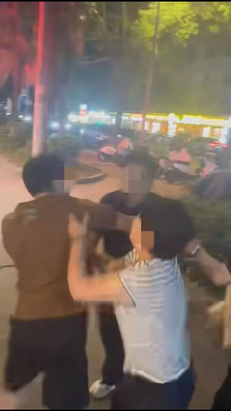 餐馆内男子为护孕妻两次劝烟,反遭掐脖殴打