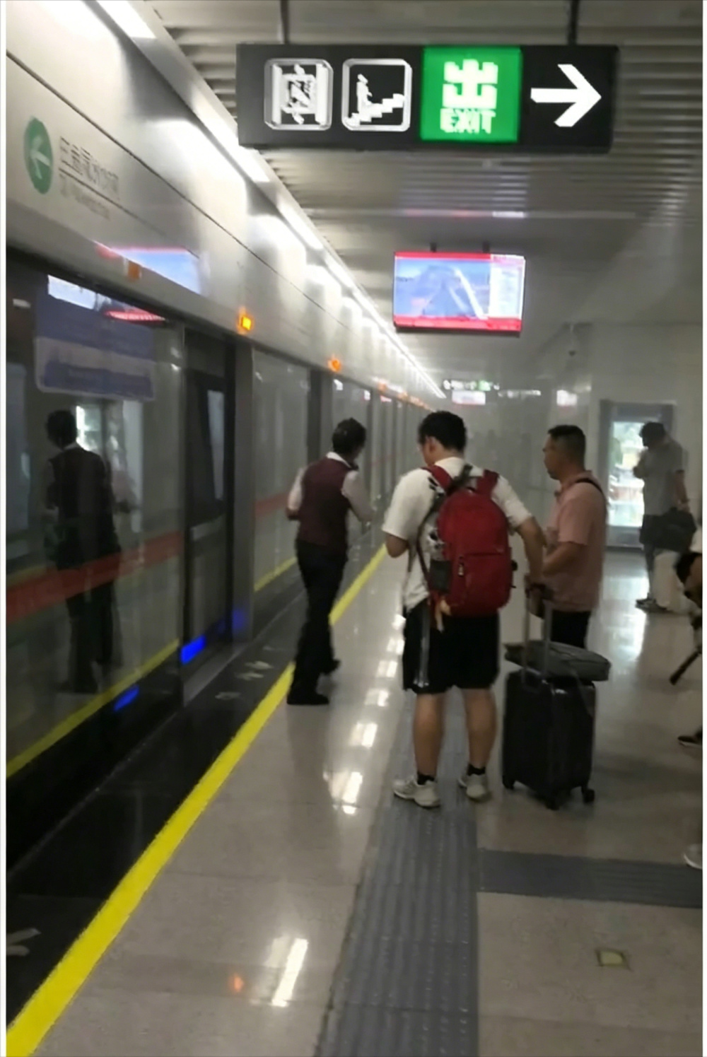 南昌地铁4号线乘客携带充电宝自燃 乘客被紧急疏散