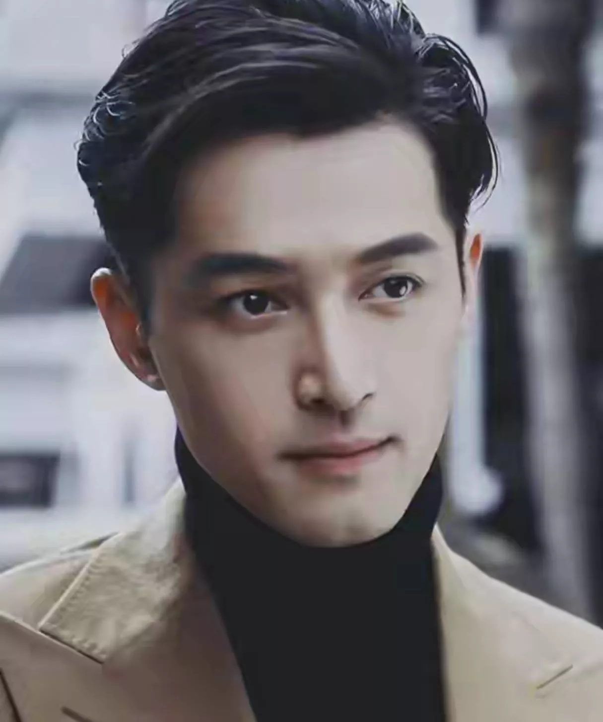胡歌晒与小12岁妻子合照,黄曦宁穿搭朴素引争议