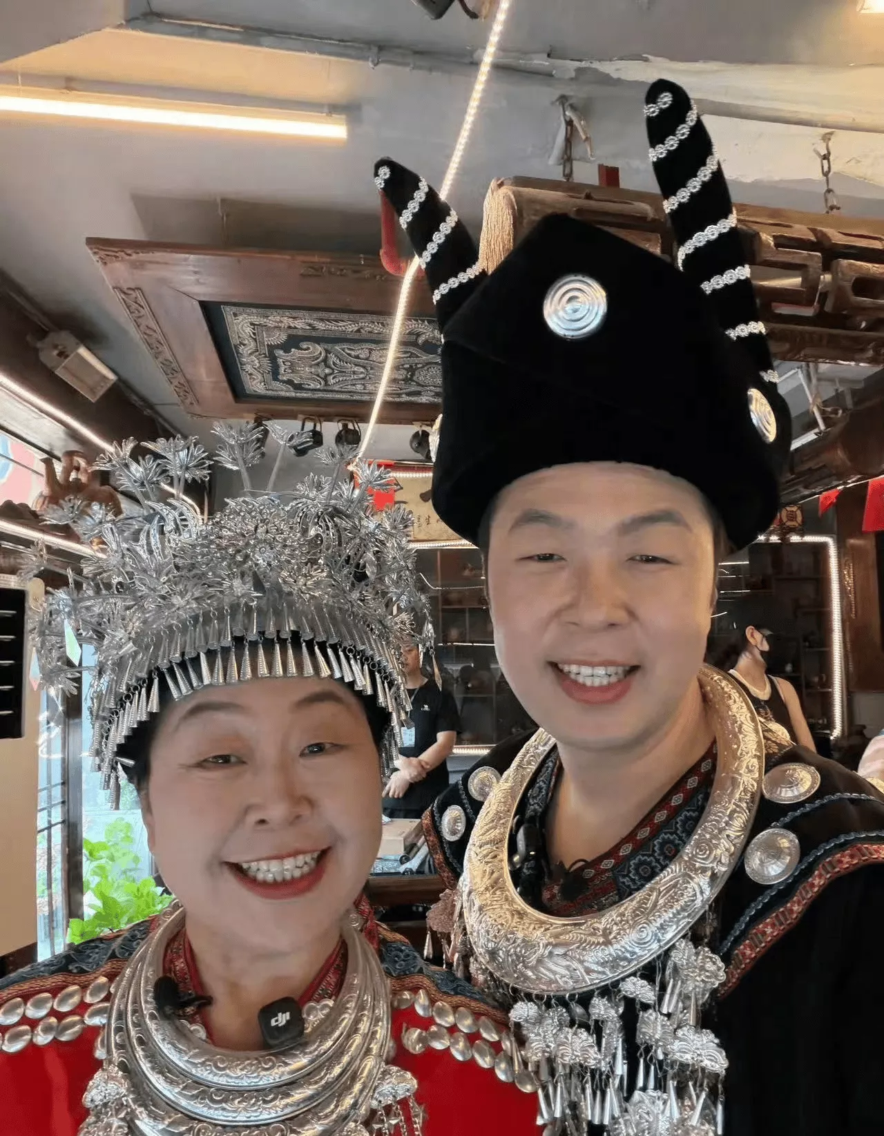 沈梦辰端午节晒婆婆与老公，杜海涛与妈妈一模一样