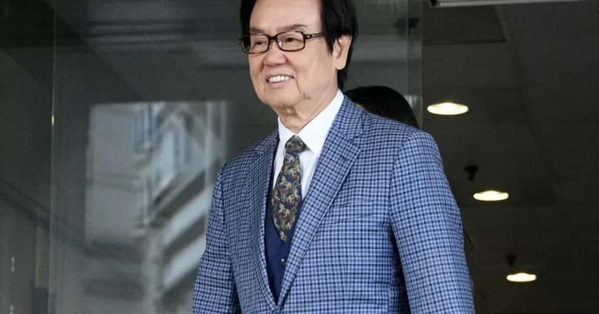 80岁黄百鸣主动入狱服刑,一言不发走入囚室