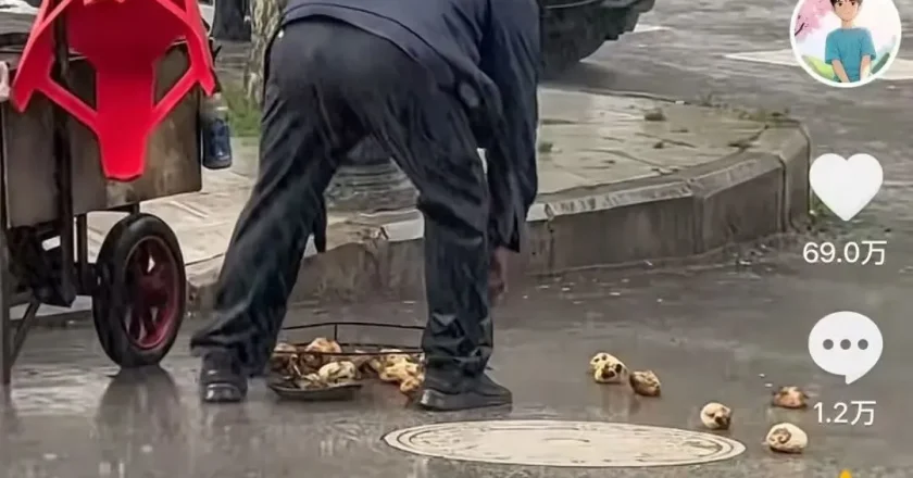 患癌卖洋芋大叔将伞借给陌生母女，自己淋雨推车