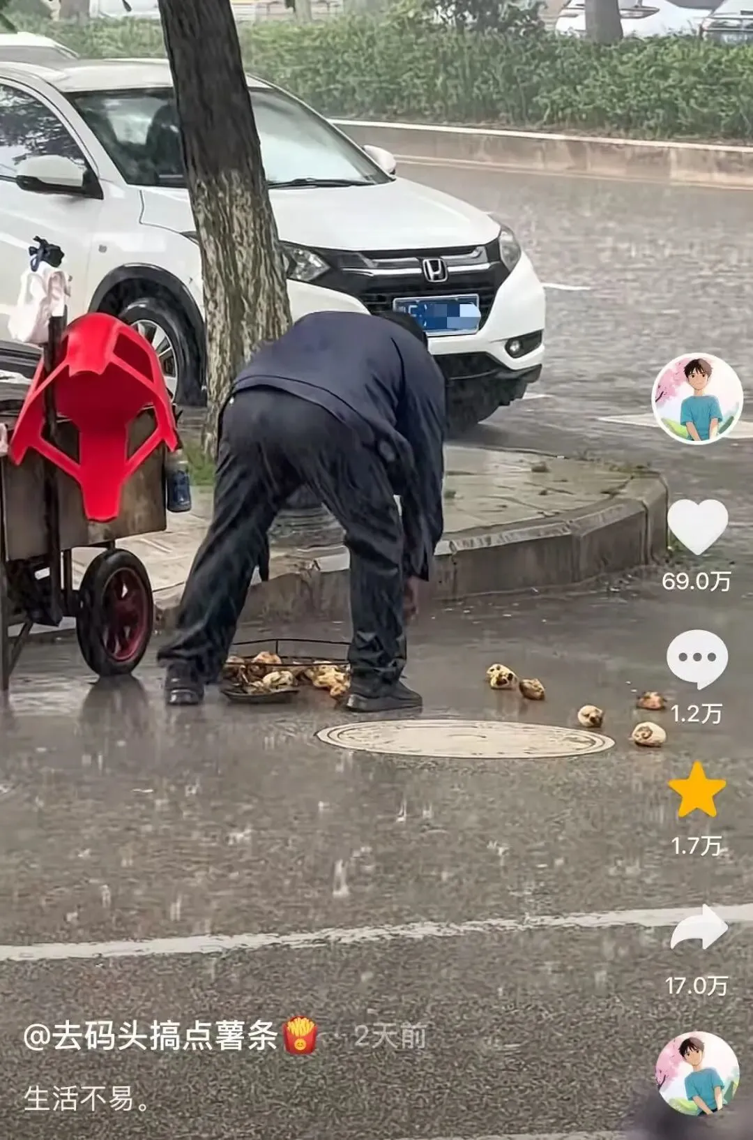 患癌卖洋芋大叔将伞借给陌生母女,自己淋雨推车
