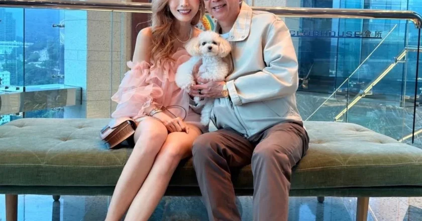 56岁李嘉欣庆生秀恩爱,穿粉色真丝衬衫背爱马仕