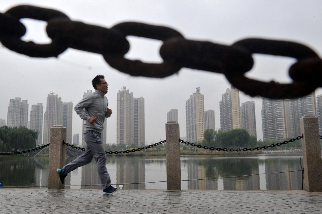 2025年大陆超过6成上市房企亏损,业绩不佳使高层首当其冲面临调整。(中新社) 2025年大陆超过6成上市房企亏损,业绩不佳使高层首当其冲面临调整。(中新社)