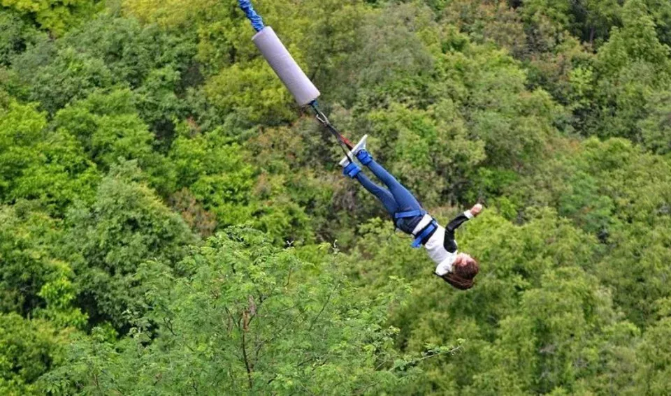 没绑绳就丢下去!巴西女高空弹跳坠地亡 目击者:关键证据被偷走