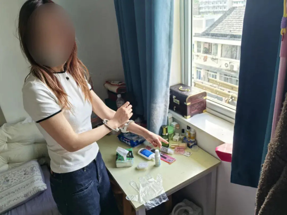 一女子趁闺蜜出国把金戒指掉包，给自己还网贷