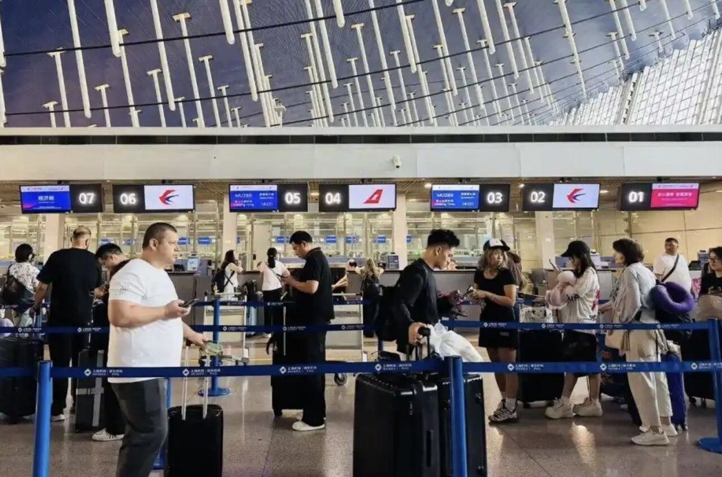 中国东方航空恢复上海至瑞典首都斯德哥尔摩的直飞航班,意味该航线时隔六年再度启航。... 中国东方航空恢复上海至瑞典首都斯德哥尔摩的直飞航班,意味该航线时隔六年再度启航。...