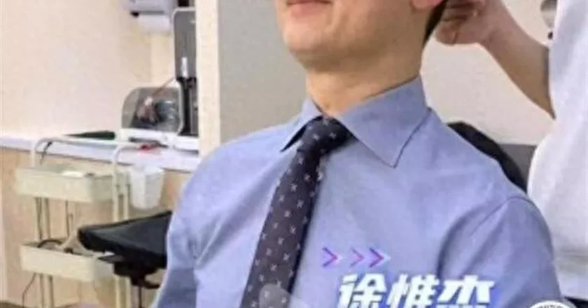 27岁红到砸了金饭碗跑路英国,十年后他坐同位置,徐惟杰图什么